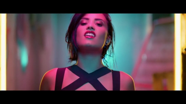 Demi_Lovato_-_Cool_for_the_Summer_28Official_Video29_mp41878.jpg