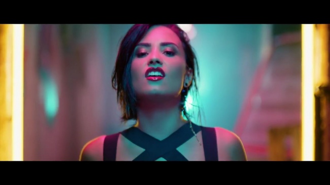 Demi_Lovato_-_Cool_for_the_Summer_28Official_Video29_mp41889.jpg
