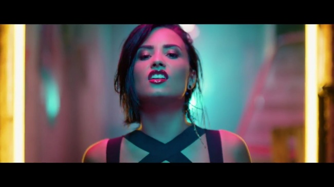 Demi_Lovato_-_Cool_for_the_Summer_28Official_Video29_mp41890.jpg