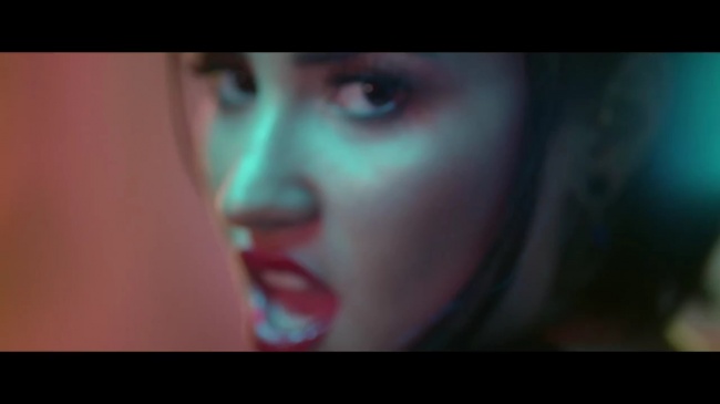 Demi_Lovato_-_Cool_for_the_Summer_28Official_Video29_mp41929~0.jpg