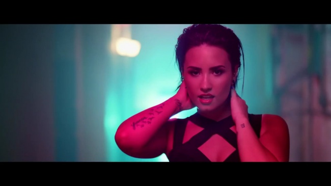 Demi_Lovato_-_Cool_for_the_Summer_28Official_Video29_mp41958.jpg