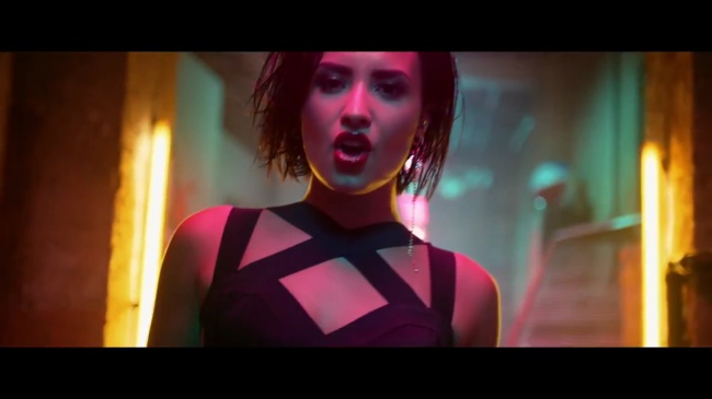 Demi_Lovato_-_Cool_for_the_Summer_28Official_Video29_mp42012.jpg