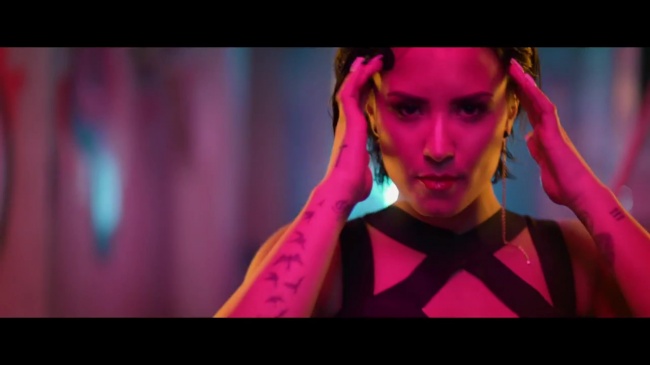 Demi_Lovato_-_Cool_for_the_Summer_28Official_Video29_mp42082.jpg