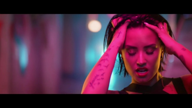 Demi_Lovato_-_Cool_for_the_Summer_28Official_Video29_mp42092.jpg
