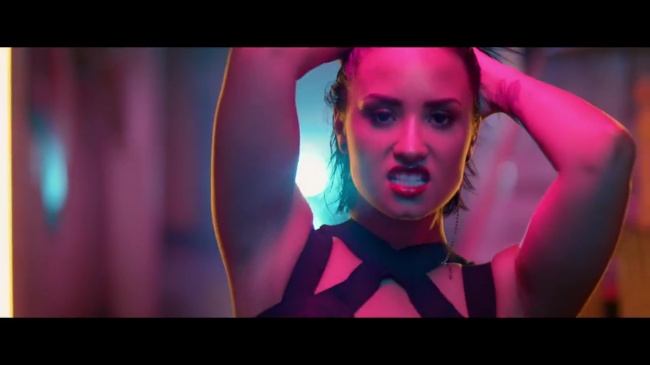 Demi_Lovato_-_Cool_for_the_Summer_28Official_Video29_mp42120.jpg