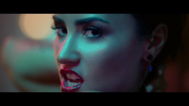 Demi_Lovato_-_Cool_for_the_Summer_28Official_Video29_mp42159.jpg