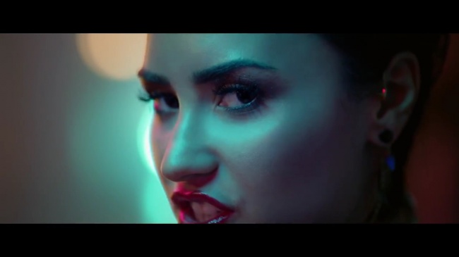 Demi_Lovato_-_Cool_for_the_Summer_28Official_Video29_mp42181.jpg