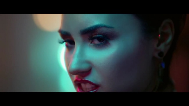 Demi_Lovato_-_Cool_for_the_Summer_28Official_Video29_mp42182.jpg