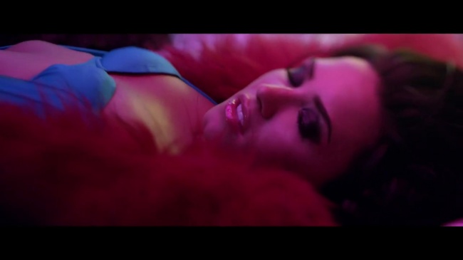Demi_Lovato_-_Cool_for_the_Summer_28Official_Video29_mp42342.jpg