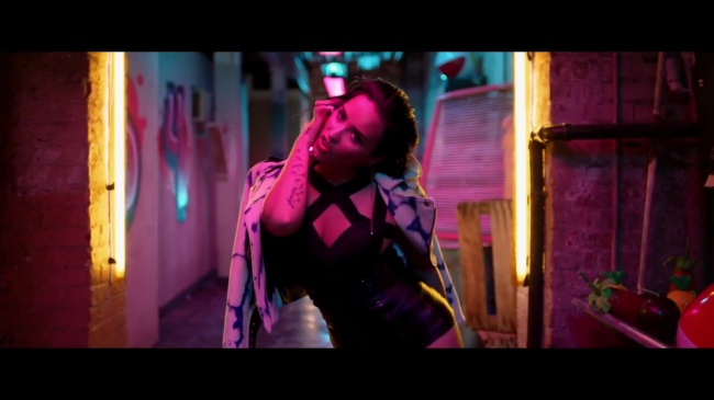 Demi_Lovato_-_Cool_for_the_Summer_28Official_Video29_mp42368.jpg