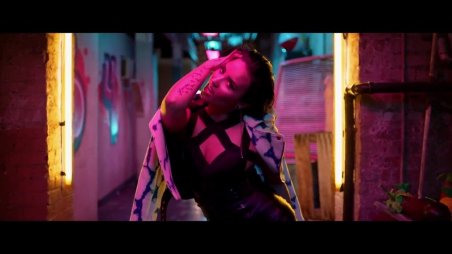 Demi_Lovato_-_Cool_for_the_Summer_28Official_Video29_mp42379.jpg