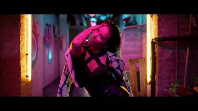 Demi_Lovato_-_Cool_for_the_Summer_28Official_Video29_mp42380.jpg