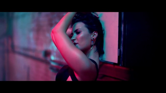 Demi_Lovato_-_Cool_for_the_Summer_28Official_Video29_mp42430.jpg