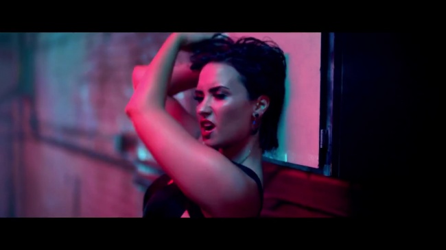 Demi_Lovato_-_Cool_for_the_Summer_28Official_Video29_mp42432.jpg