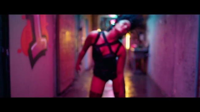 Demi_Lovato_-_Cool_for_the_Summer_28Official_Video29_mp42440.jpg
