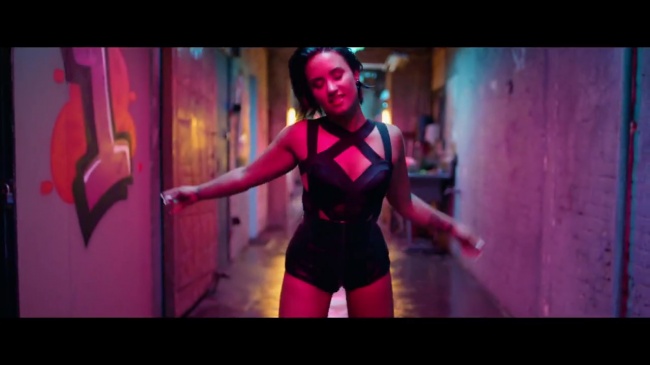 Demi_Lovato_-_Cool_for_the_Summer_28Official_Video29_mp42449.jpg