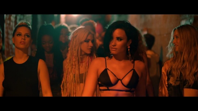 Demi_Lovato_-_Cool_for_the_Summer_28Official_Video29_mp42520.jpg