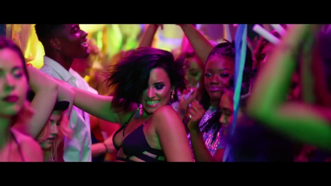 Demi_Lovato_-_Cool_for_the_Summer_28Official_Video29_mp42868.jpg
