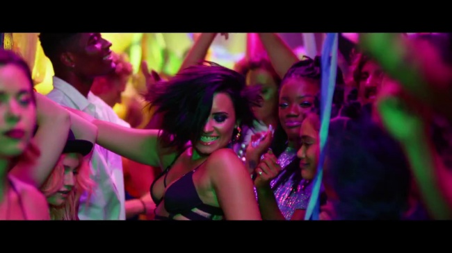 Demi_Lovato_-_Cool_for_the_Summer_28Official_Video29_mp42869.jpg