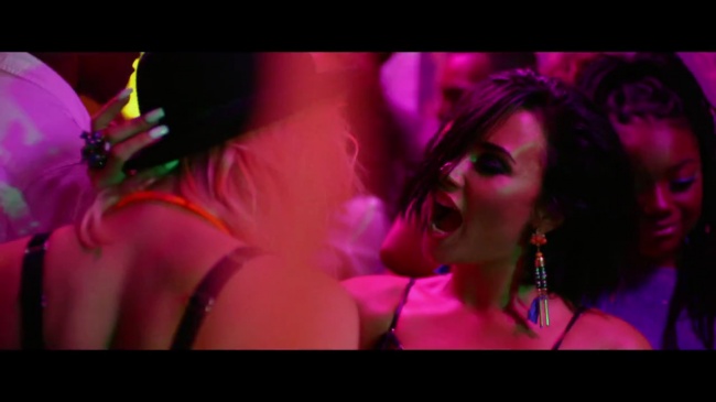 Demi_Lovato_-_Cool_for_the_Summer_28Official_Video29_mp42931.jpg