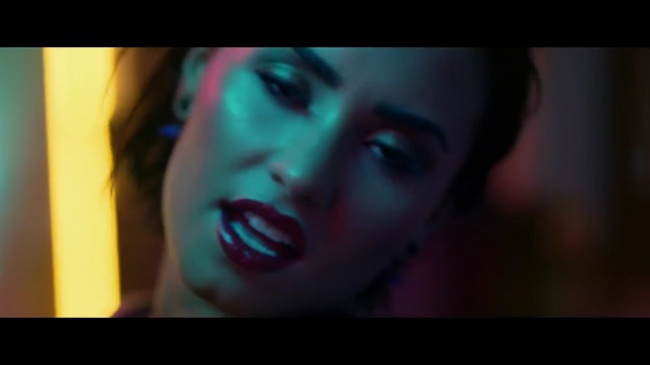 Demi_Lovato_-_Cool_for_the_Summer_28Official_Video29_mp43010.jpg