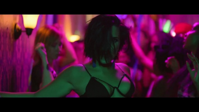 Demi_Lovato_-_Cool_for_the_Summer_28Official_Video29_mp43019.jpg