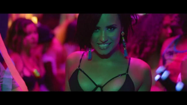 Demi_Lovato_-_Cool_for_the_Summer_28Official_Video29_mp43131.jpg