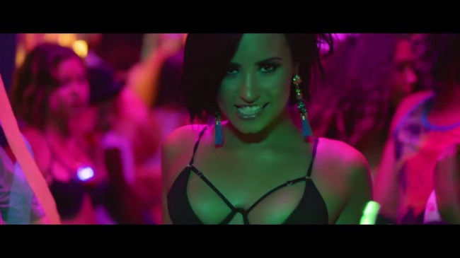 Demi_Lovato_-_Cool_for_the_Summer_28Official_Video29_mp43132.jpg