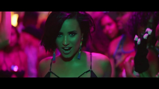 Demi_Lovato_-_Cool_for_the_Summer_28Official_Video29_mp43140.jpg