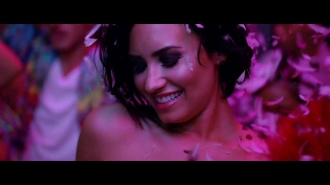 Demi_Lovato_-_Cool_for_the_Summer_28Official_Video29_mp43961.jpg