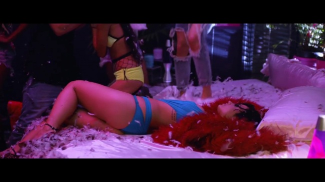 Demi_Lovato_-_Cool_for_the_Summer_28Official_Video29_mp44042.jpg