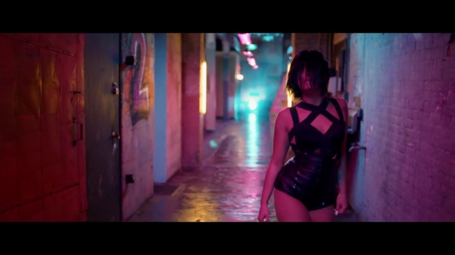 Demi_Lovato_-_Cool_for_the_Summer_28Official_Video29_mp44070.jpg