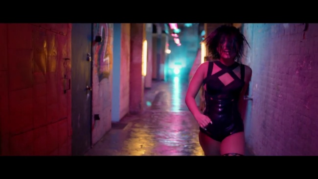 Demi_Lovato_-_Cool_for_the_Summer_28Official_Video29_mp44078.jpg