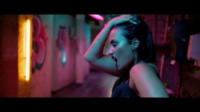 Demi_Lovato_-_Cool_for_the_Summer_28Official_Video29_mp44148.jpg