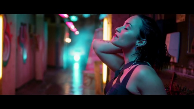 Demi_Lovato_-_Cool_for_the_Summer_28Official_Video29_mp44178.jpg