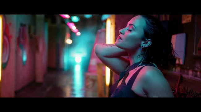Demi_Lovato_-_Cool_for_the_Summer_28Official_Video29_mp44179.jpg