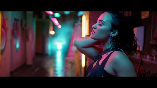 Demi_Lovato_-_Cool_for_the_Summer_28Official_Video29_mp44180.jpg