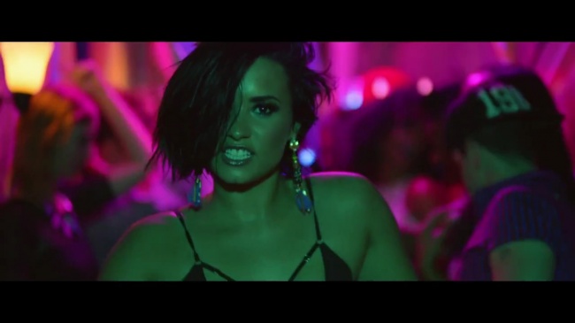 Demi_Lovato_-_Cool_for_the_Summer_28Official_Video29_mp44442.jpg