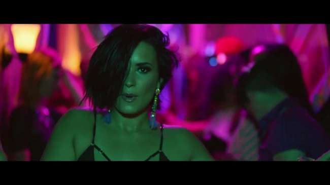 Demi_Lovato_-_Cool_for_the_Summer_28Official_Video29_mp44449.jpg