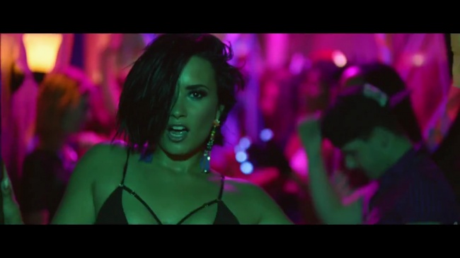 Demi_Lovato_-_Cool_for_the_Summer_28Official_Video29_mp44452.jpg