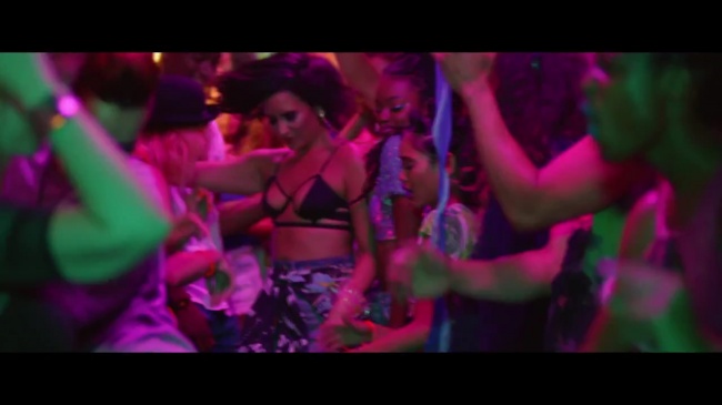 Demi_Lovato_-_Cool_for_the_Summer_28Official_Video29_mp44501.jpg