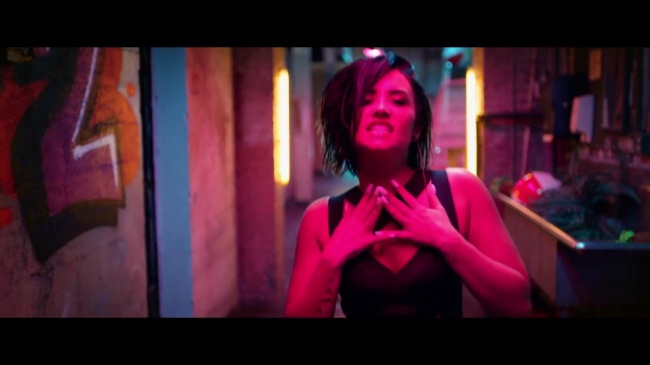 Demi_Lovato_-_Cool_for_the_Summer_28Official_Video29_mp44540.jpg