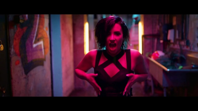 Demi_Lovato_-_Cool_for_the_Summer_28Official_Video29_mp44549.jpg