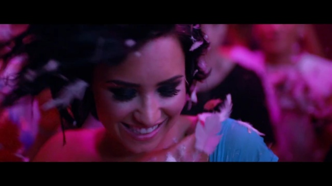 Demi_Lovato_-_Cool_for_the_Summer_28Official_Video29_mp44642.jpg