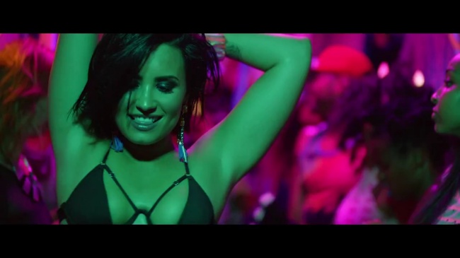 Demi_Lovato_-_Cool_for_the_Summer_28Official_Video29_mp44779.jpg