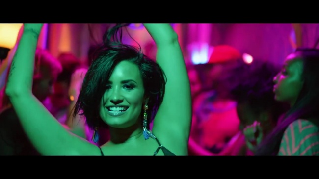 Demi_Lovato_-_Cool_for_the_Summer_28Official_Video29_mp44792.jpg