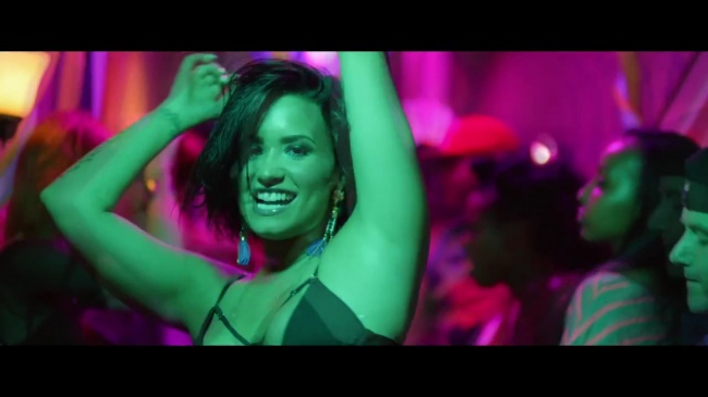 Demi_Lovato_-_Cool_for_the_Summer_28Official_Video29_mp44798~0.jpg