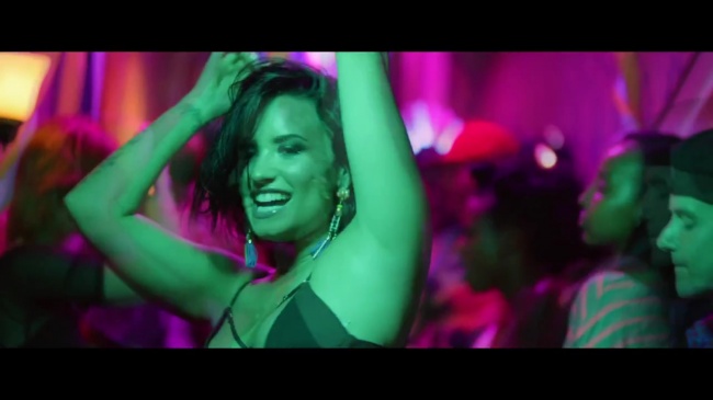 Demi_Lovato_-_Cool_for_the_Summer_28Official_Video29_mp44799.jpg