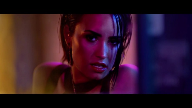Demi_Lovato_-_Cool_for_the_Summer_28Official_Video29_mp44921~0.jpg