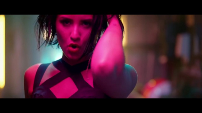 Demi_Lovato_-_Cool_for_the_Summer_28Official_Video29_mp44928~0.jpg